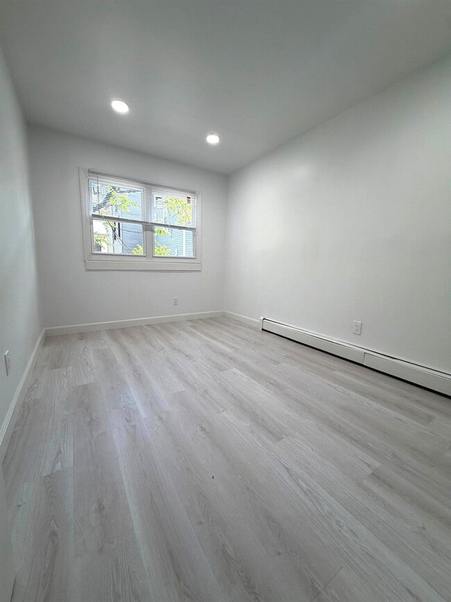 Building Photo - 304 5th St