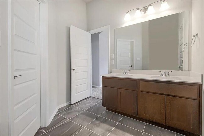 Building Photo - 116 Riverhill Dr