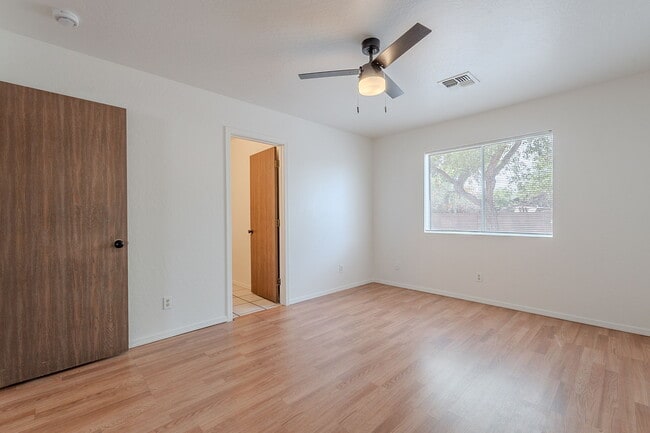 Building Photo - 402 N 101st Pl