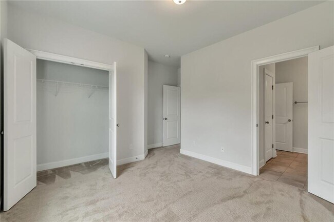 Building Photo - 5210 Mirror Lake Dr