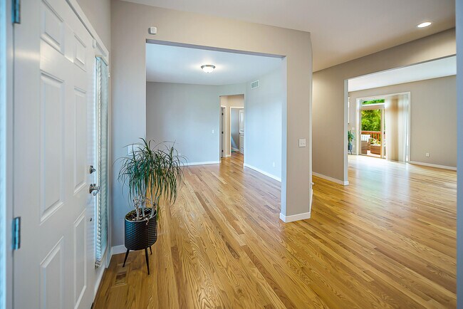 Building Photo - 348 Sedgewood Ln