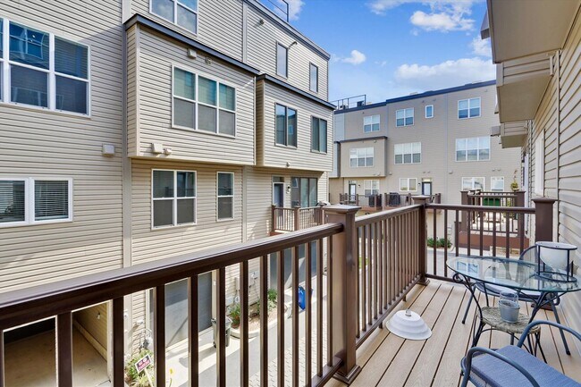Building Photo - GREAT LOCATION!! Stunning 3BD/3.5BA luxury 4-level townhouse!