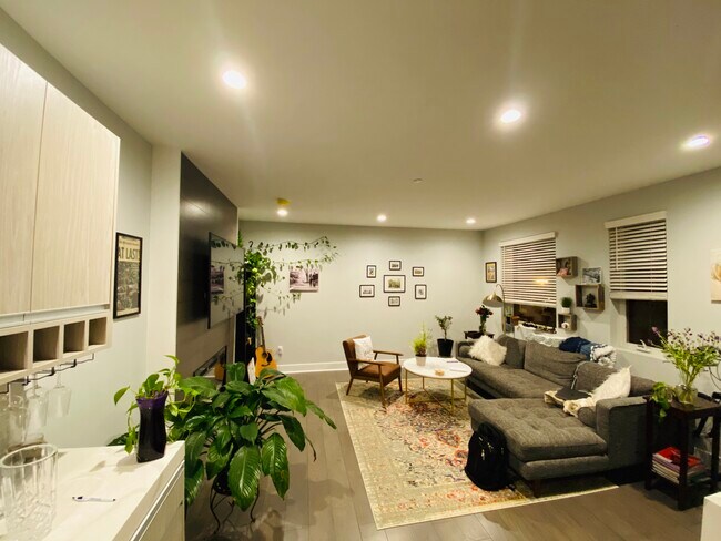 Building Photo - 1405 Frankford Ave