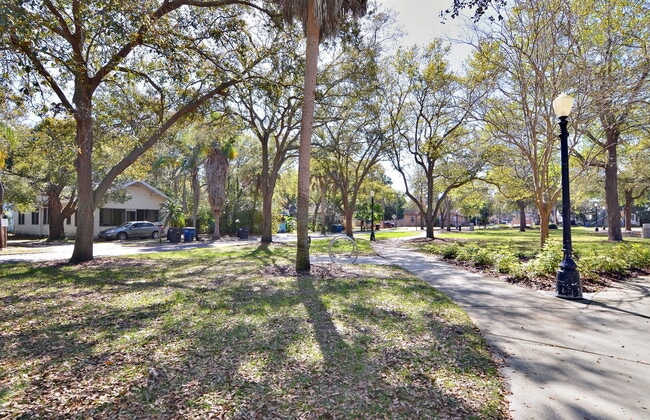 Building Photo - 912 Hart St