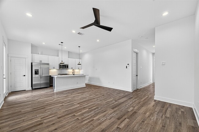 Building Photo - 1070 Mansfield St