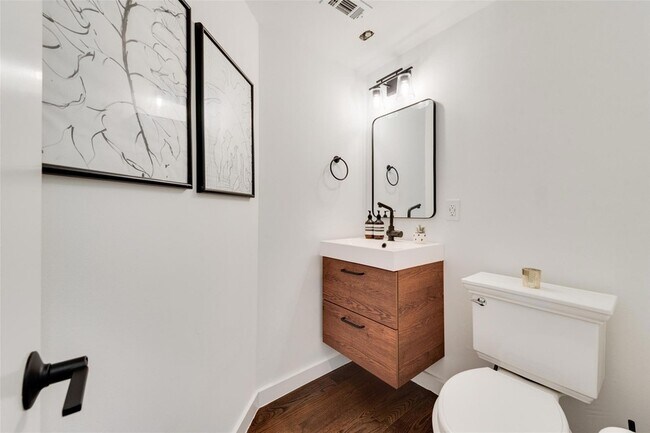 Building Photo - 5990 Lindenshire Ln