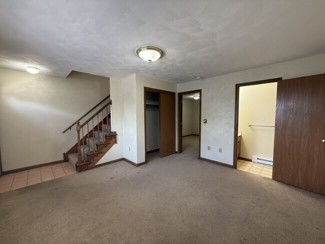 Building Photo - 305 Hill Dr