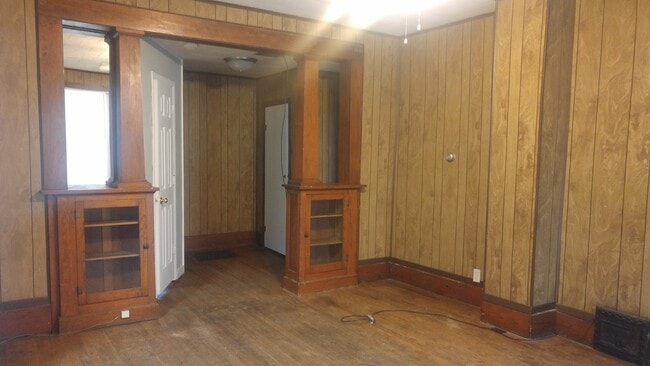 Building Photo - 2-Story House, 5Bed/2Bath with Washer/Drye...