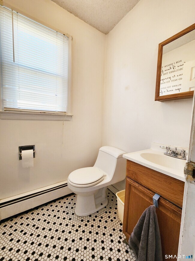 Building Photo - 164 Meadowview Ave