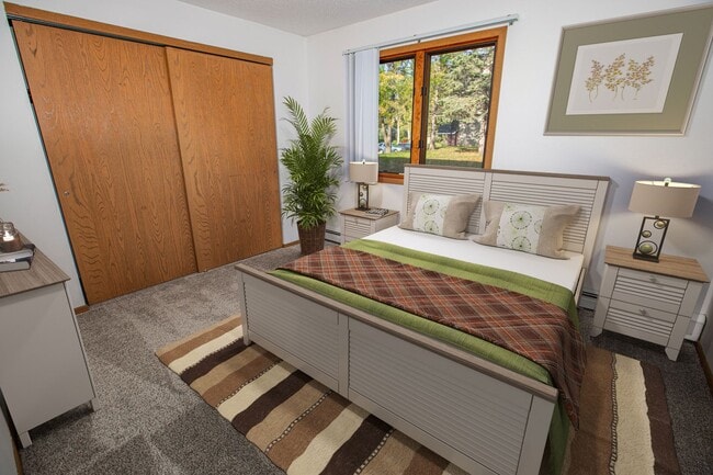 Building Photo - 2 Bedroom available at Woodridge Apartments in Northfield