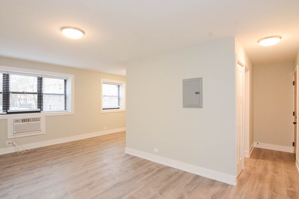 Building Photo - 535 W Surf St