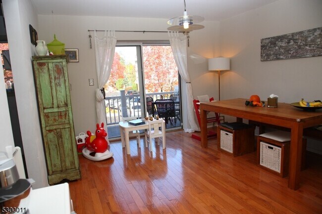 Building Photo - 17 Castle Dr