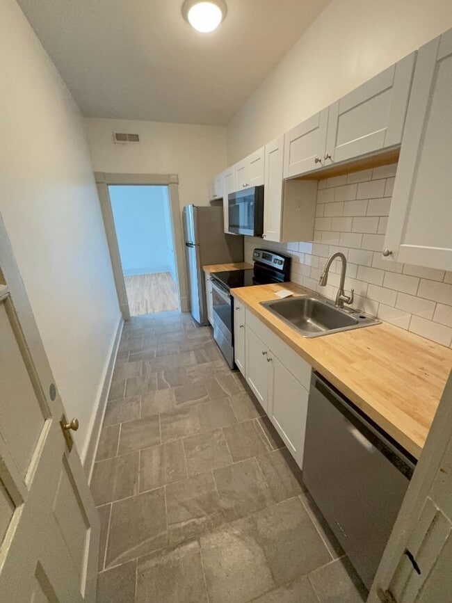 Building Photo - Now Available! 2 Bedroom 1 Bathroom in Hig...
