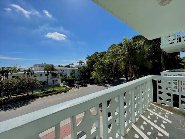 Building Photo - 1100 NE 11th St