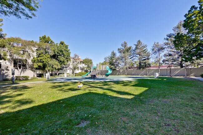 Building Photo - 1 Bed 1 Bath With Lots of Amenities!