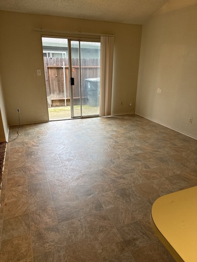 Building Photo - Well Maintained 2-Bedroom 1- bath Home in Quiet Sacramento Neighborhood