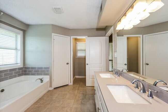 Building Photo - Expansive 3-Bedroom Home in Waxahachie, TX