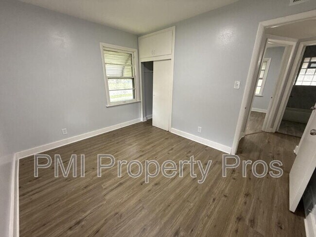 Building Photo - 2101 W Fairmount Ave
