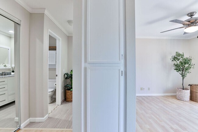 Building Photo - Talmadge : spacious 2 bed, 2 ba top floor condo