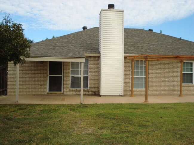 Building Photo - 2405 Creek Dr