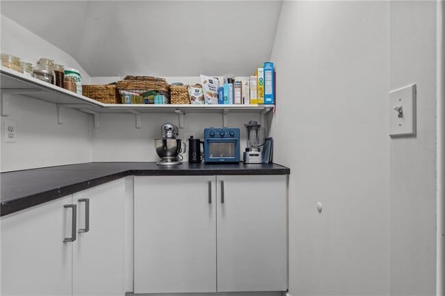 Building Photo - 86 Rochambeau Ave