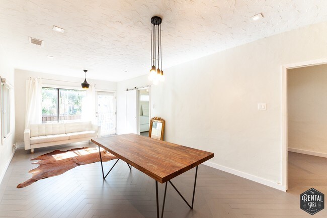 Building Photo - 314 S Gless St