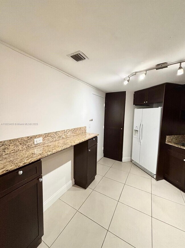 Building Photo - 801 Brickell Bay Dr