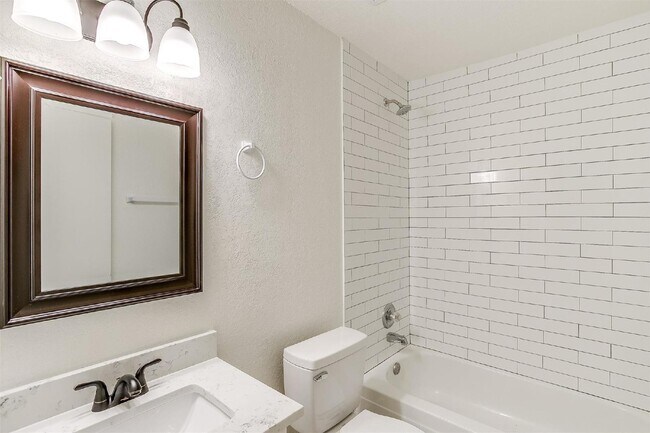 Building Photo - Charming 2-Bed Haven with Granite Touches in Prime Fort Worth Location!