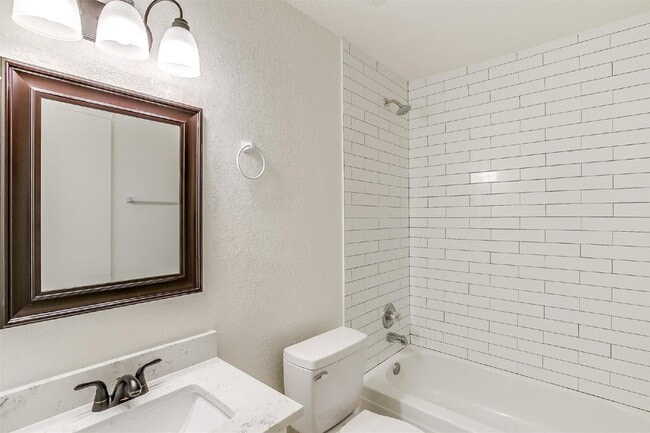 Building Photo - Coming soon! Adorable Fairmount duplex