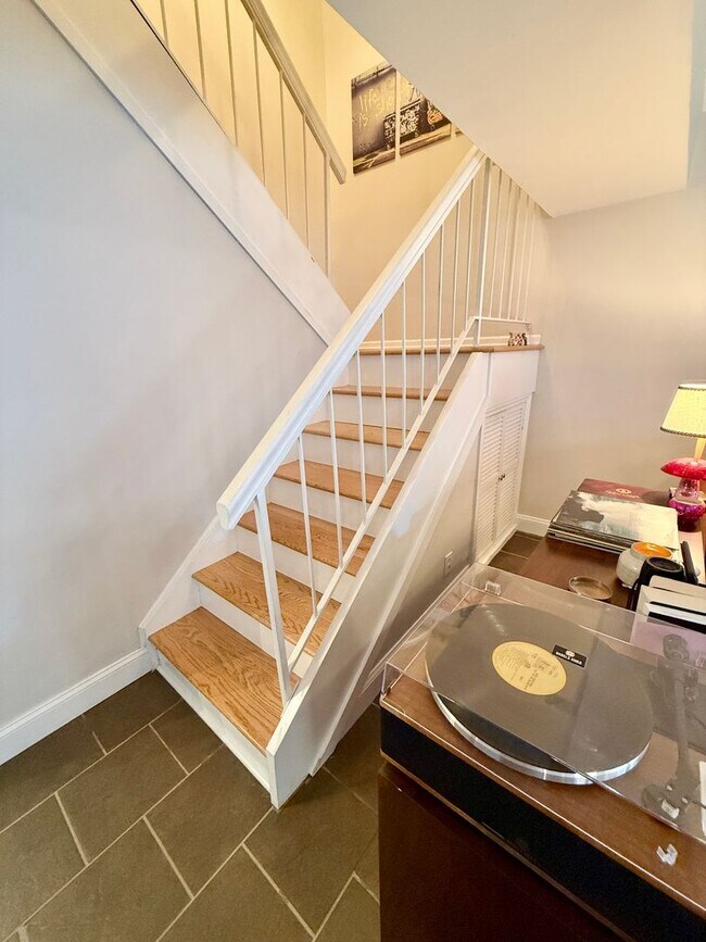 Building Photo - Walkable Green Hills Condo- 2 Bed 1.5 Bath $1800/mo