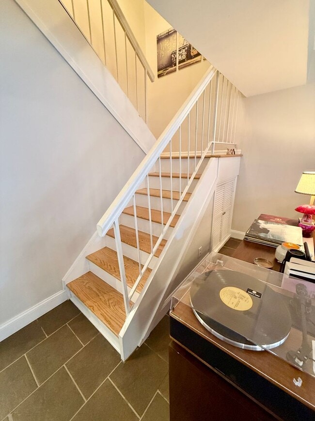 Building Photo - Walkable Green Hills Condo- 2 Bed 1.5 Bath $1900/mo