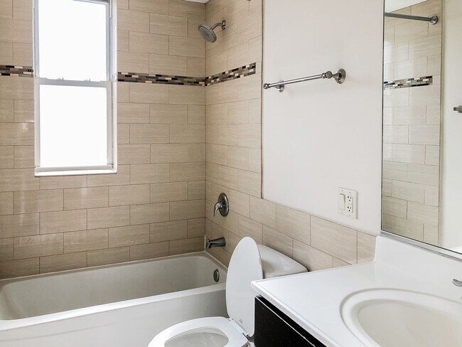 Interior Photo - 851-59 W. Cornelia