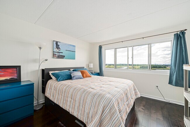Building Photo - 200 Cove Way