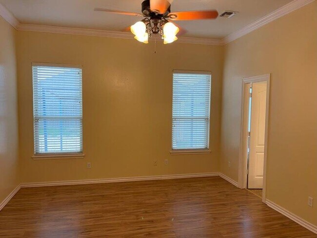 Building Photo - 3 bed plus office with storm shelter in Moore Schools!