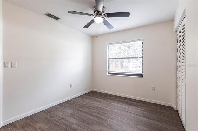 Building Photo - 5846 Deer Hollow Ln E