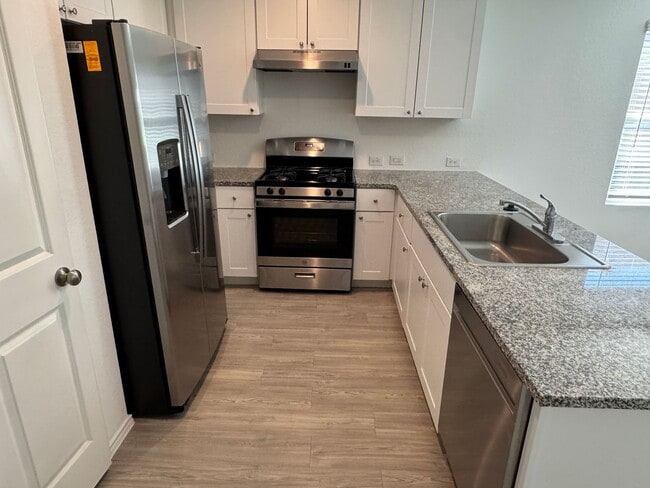 Building Photo - Far west gorgeous townhome ready for move in.