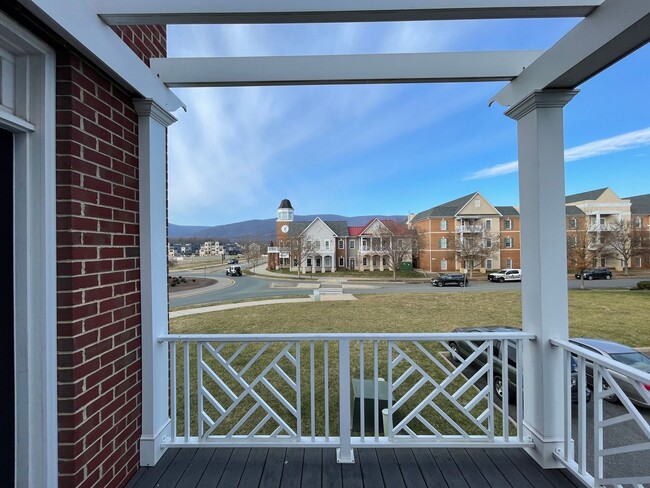 Building Photo - 3 Bedroom Townhome Available in Old Trail!