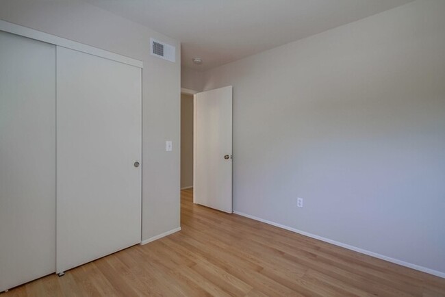 Building Photo - 2049 Haller St