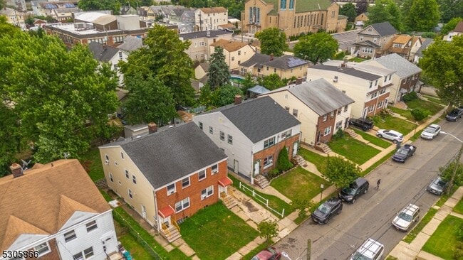 Building Photo - 718 Thomas St