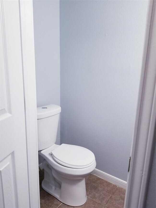 Building Photo - 8631 Valley Ledge Dr