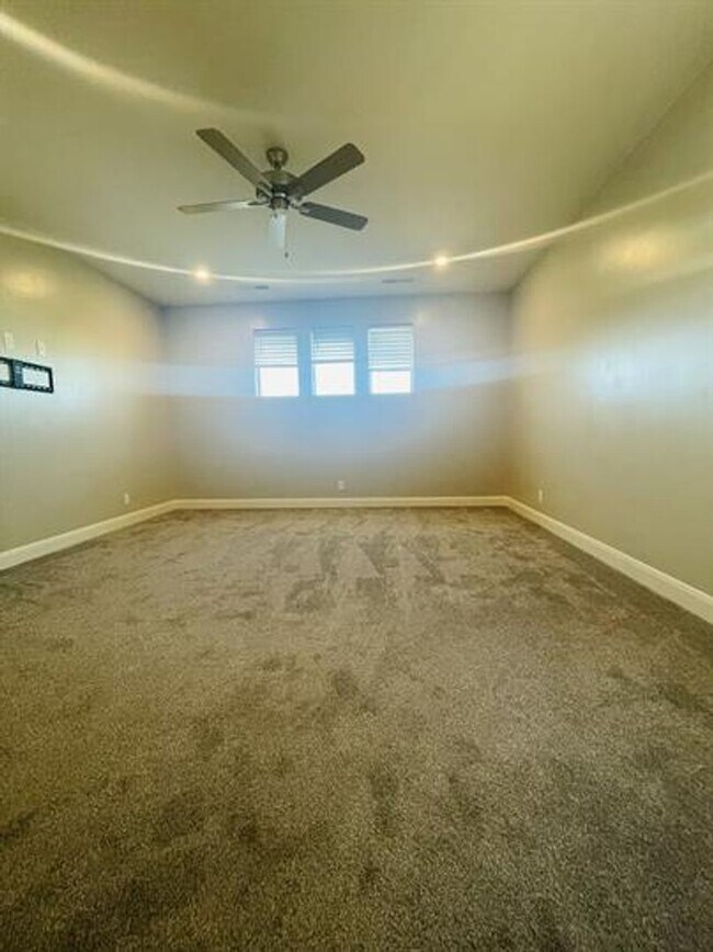 Building Photo - Desert Color Townhome!