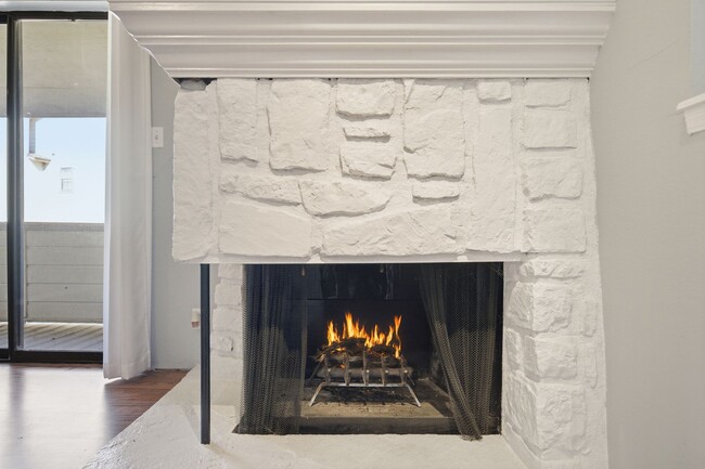 Building Photo - Move-in ready 2-bed, 2-bath condo in the d...