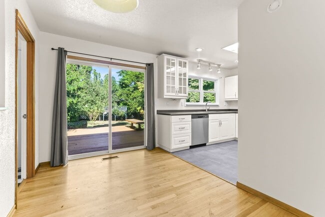 Building Photo - 9877 SE 33rd Ave