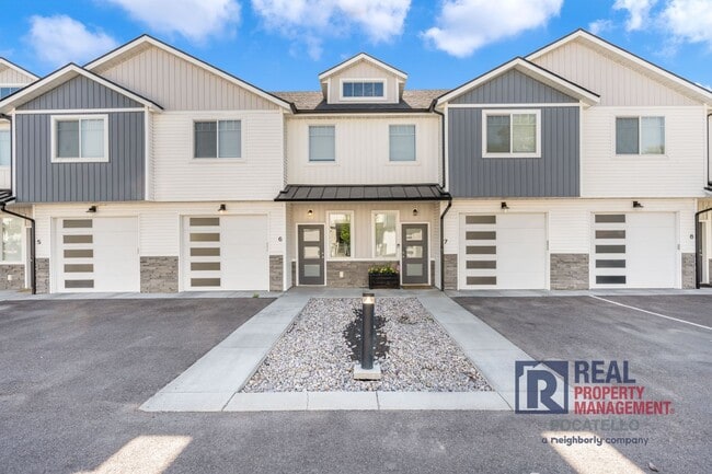 Building Photo - MOVE IN SPECIAL - 3 Bedroom 2.5 Bathroom T...