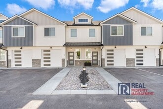 Building Photo - 3 Bedroom 2.5 Bathroom Town Home - 1 Car Garage