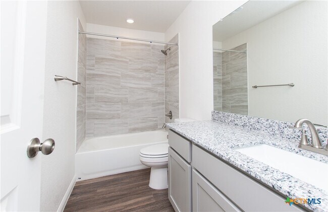 Building Photo - 5815 Betty Lou Dr
