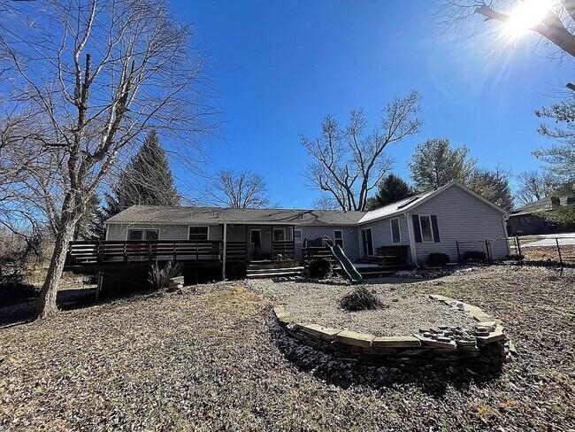 Building Photo - 4 bed/3bath-University Elementary School/I...