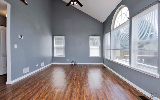 Building Photo - 9 W Dahlia Ln