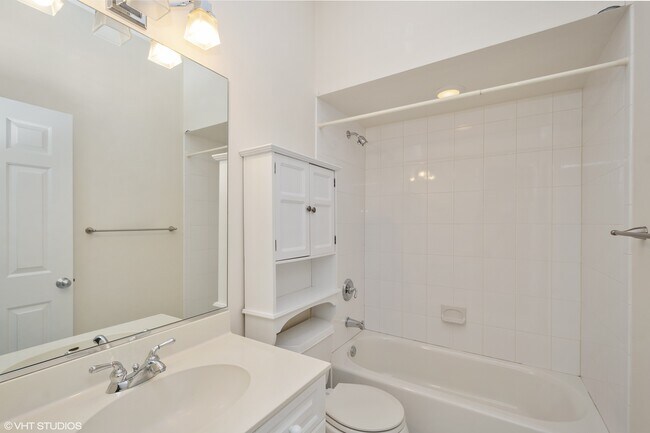 Building Photo - 882 W Lill Ave