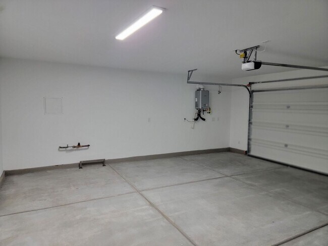 Building Photo - Stunning  4 Bedroom Townhome